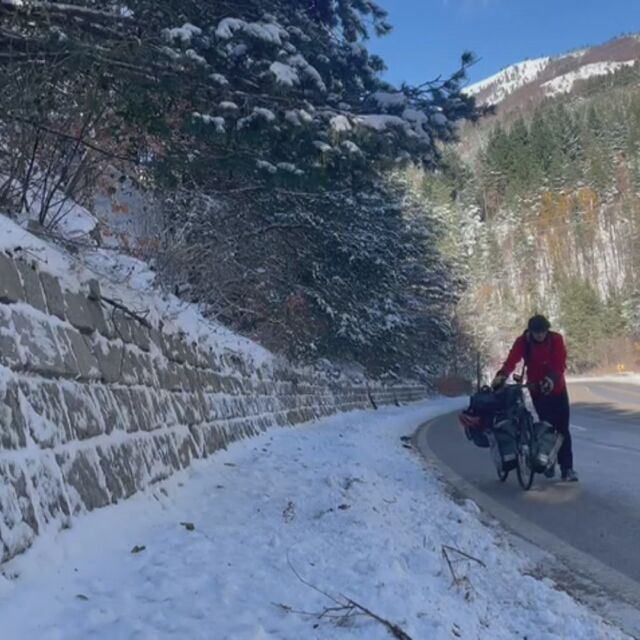 През снежно бедствие в България: Французин изминава хиляди километри на колело в помощ на деца