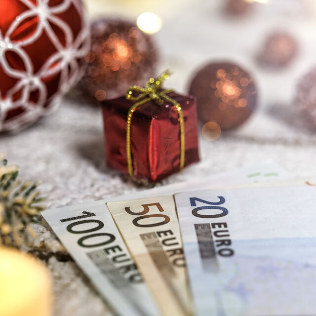 Преди коледното пазаруване: Над 20% от българите ще дадат по-малко пари за подаръци
