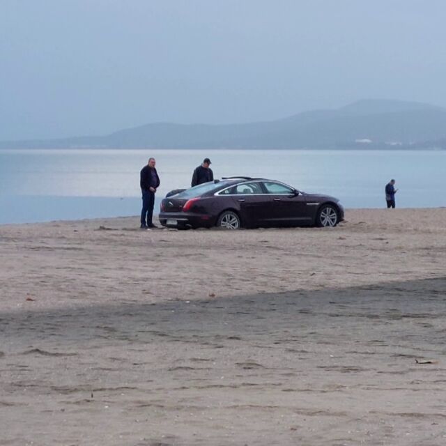 „Мислехме, че е кей“: Собственичката на колата, затънала на плажа в Бургас, искала да гледа морето отблизо