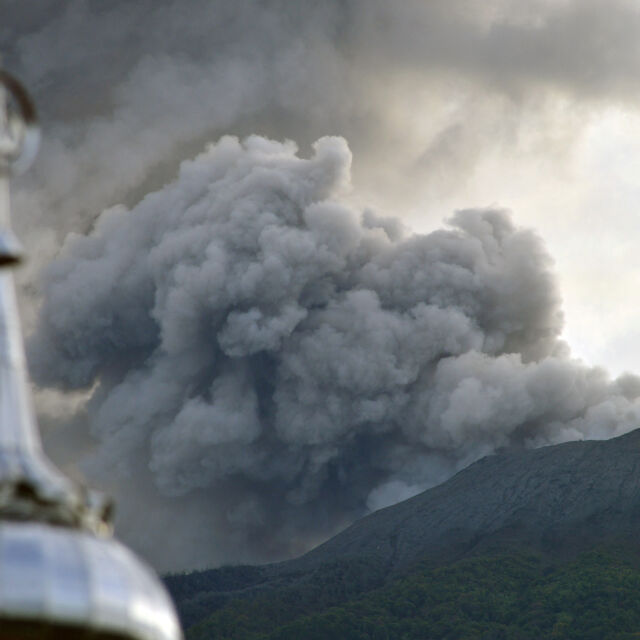 Вулканът Ибу изригна