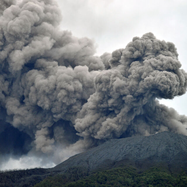 Изригна най-активният вулкан на остров Суматра, 11 алпинисти са открити мъртви (ВИДЕО и СНИМКИ)