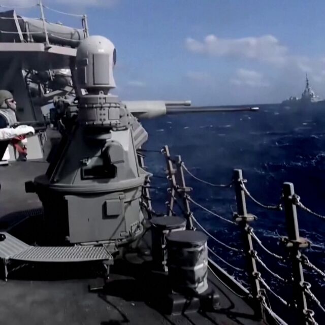 Хутите атакуват в Червено море: САЩ свалиха дронове и обезвредиха ракета (ВИДЕО)