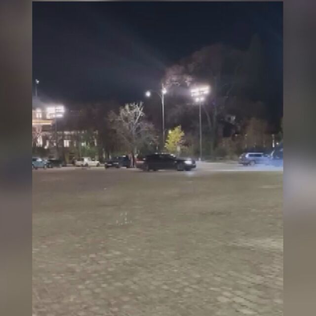 Опасен дрифт в центъра на София: Водач се върти близо до тийнейджъри