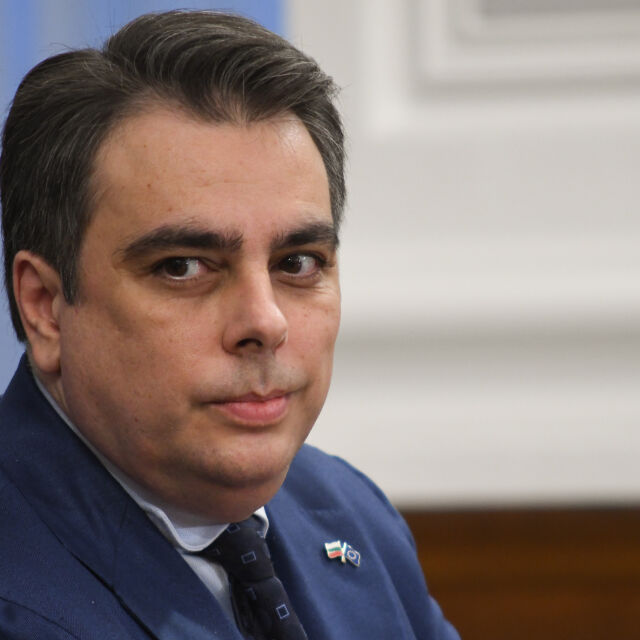 Василев за фискалния резерв: Трудно ми е да повярвам, че министър Петкова не знае факти 