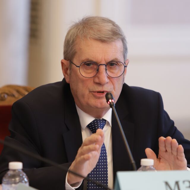 "Пирогов" като "последна капка": Здравният министър Хинков отстъпва поста си при ротацията