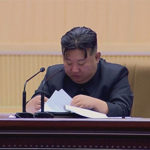 Ким Чен Ун през сълзи моли жените в Северна Корея да раждат повече деца (ВИДЕО)