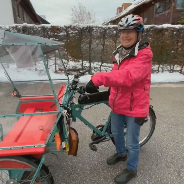 Срещу климатичните промени: Пенсионерка кара рикша и живее на 17 градуса вкъщи (ВИДЕО)
