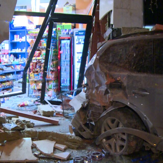 Кола се вряза в денонощен магазин в София, вътре е имало клиенти (СНИМКИ)