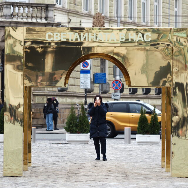 Security check, кич, портал към отвъдното: Критики към арт инсталацията пред „Александър Невски“