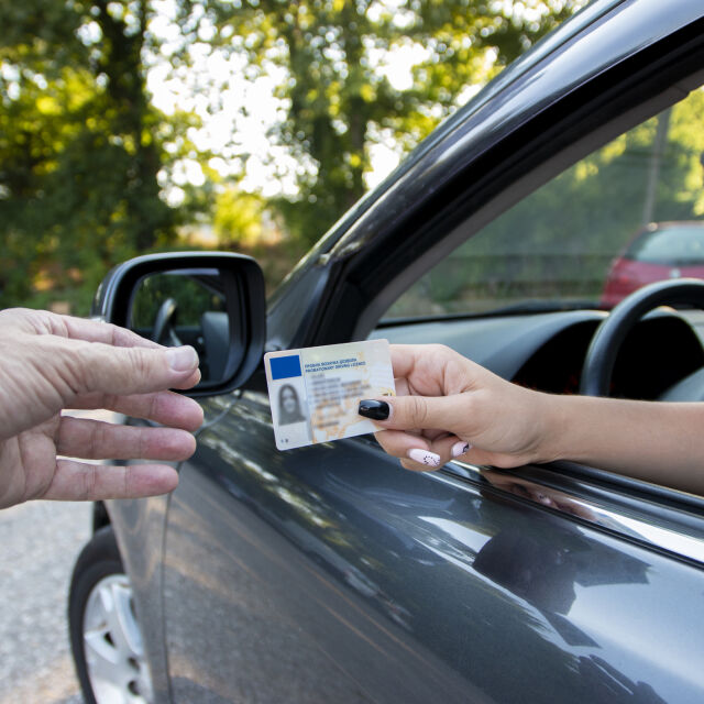 Комисията по транспорт в ЕП подкрепи новите правила за шофьорските книжки