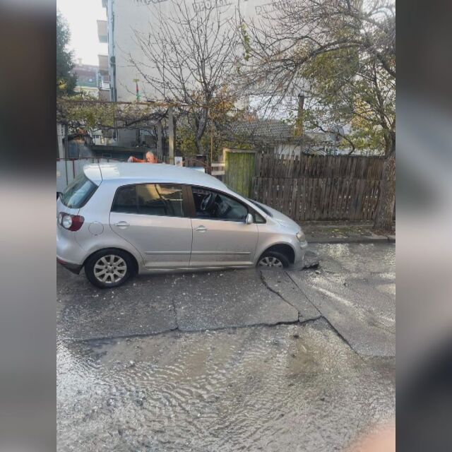 Кола пропадна в дупка, отворила се след авария в Пловдив (СНИМКИ)