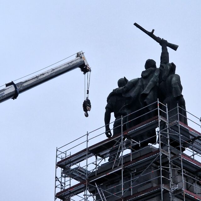 Демонтажът на Паметника на съветската армия продължава (СНИМКИ)