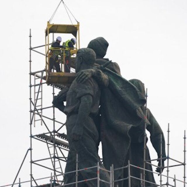 След демонтажа на паметника: БСП и "Възраждане" с доклад за референдум, а Мая Манолова завежда дело