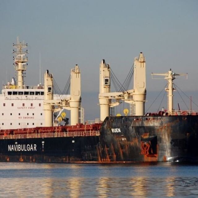 Индийски военни следят движението на похитения български кораб „Руен“