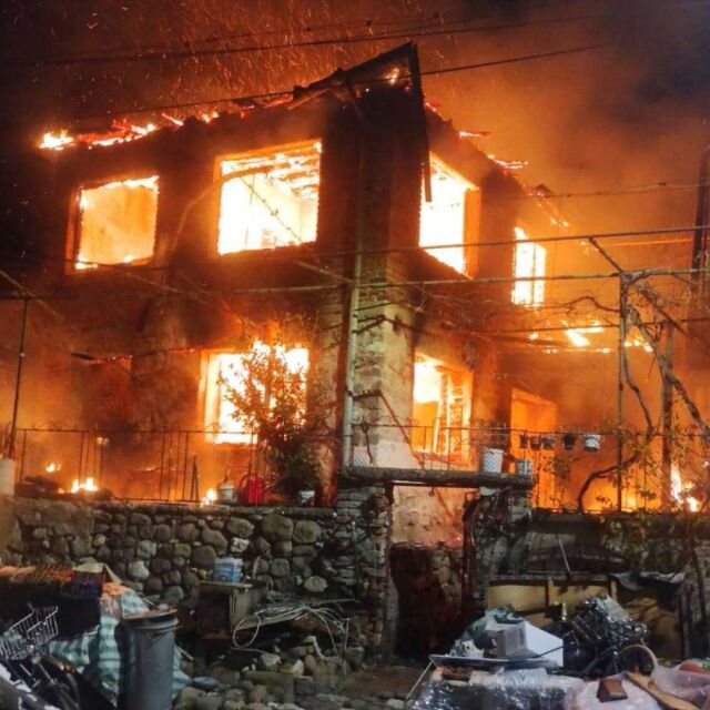 „Скромни хора са“: Семейство загуби дома си при пожар в Пазарджишко