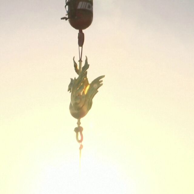  Четири години след огромния пожар: Нотр Дам има нов петел на върха си (ВИДЕО) 