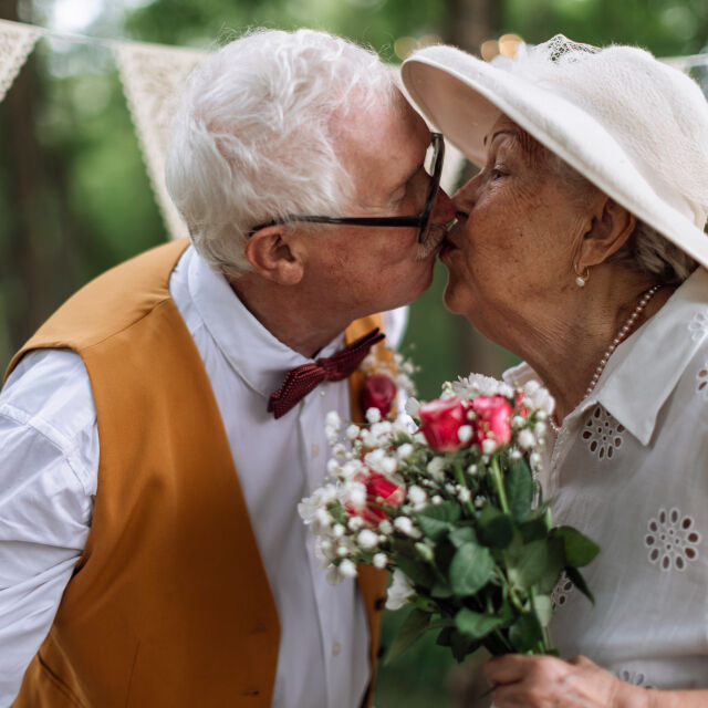 „Да“ и след 50 години: Десетки двойки празнуваха златна сватба и се врекоха в любов отново