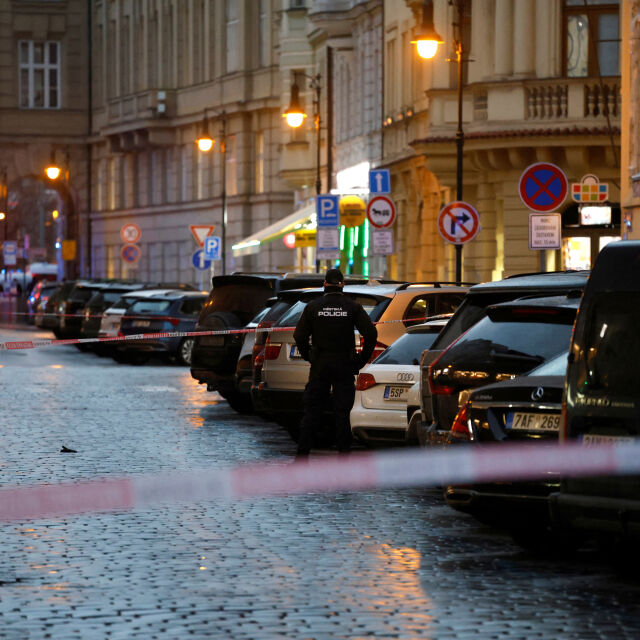 След масовата стрелба в университет в Прага: Полицията проверява района за бомба