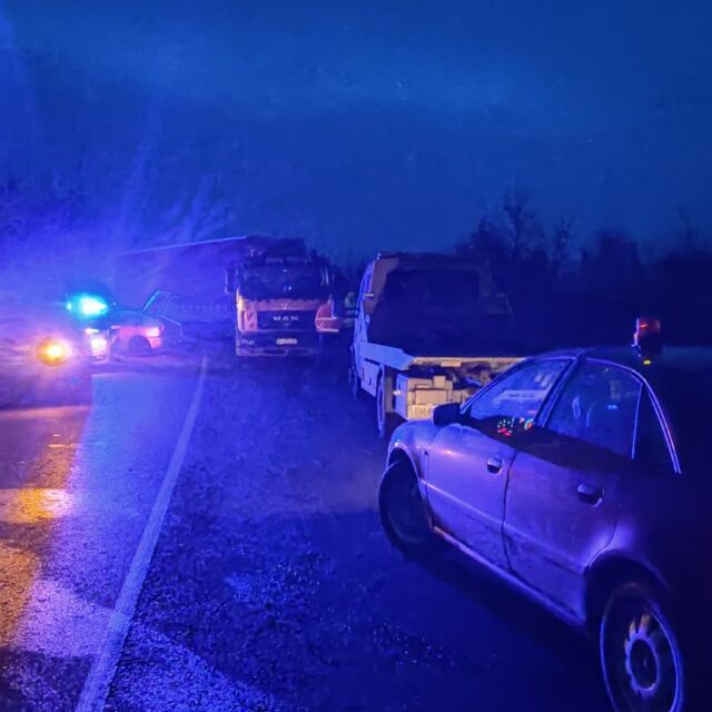 Челен удар между кола и камион затвори пътя Русе - Бяла