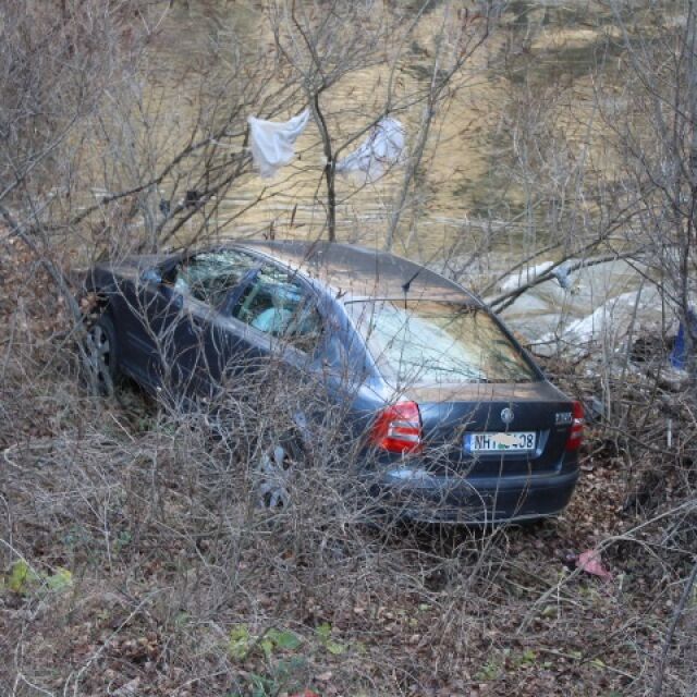 Автомобил – на метри от река Струма след катастрофа в Кресненското дефиле (ВИДЕО)