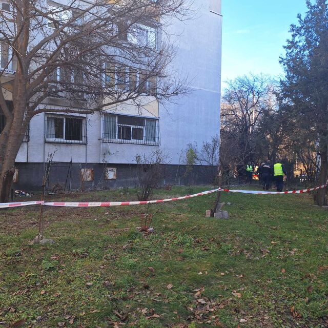 Мъж и жена са обгазени при пожар в София, двама полицаи са ранени (СНИМКИ)
