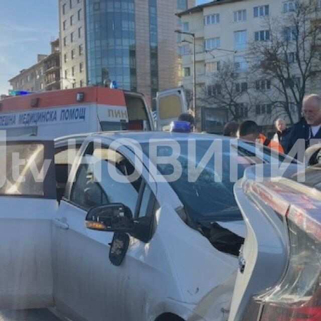 Катастрофа с полицаи в центъра на София 