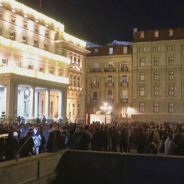 Масов протест в Белград заради изборите, опитаха да нахълтат в кметството