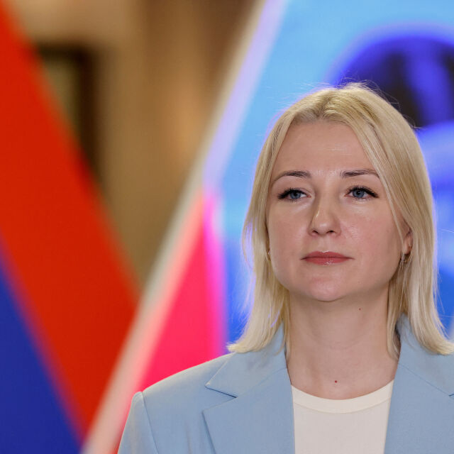 Русия забрани на бивша журналистка да се изправи срещу Путин
