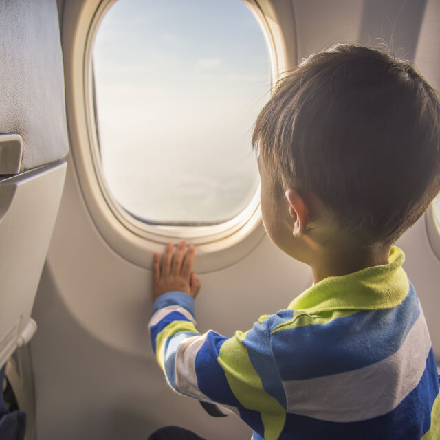  Вместо при баба: Качиха непридружено 6-годишно дете на неверния полет 