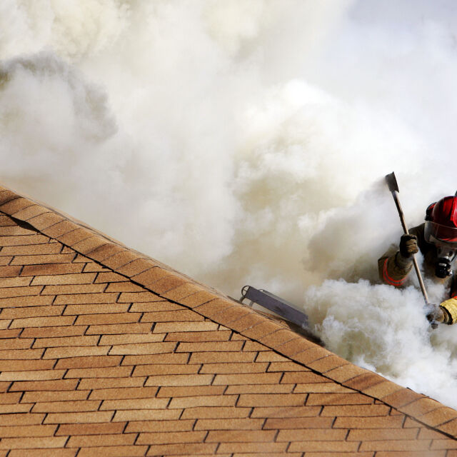 Пожар в жилищна сграда в Нови Искър, евакуират живущите (ВИДЕО)