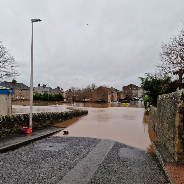 Бурята „Герит“: Хиляди домове са без ток в Шотландия, има предупреждения за наводнения