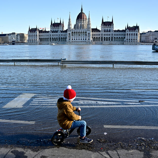 За първи път от 1987 г.: Нивото на Дунав надхвърли 6 метра, преля край Будапеща (ГАЛЕРИЯ и ВИДЕО)