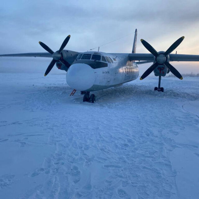 Объркване на пилотите: Самолет кацна в замръзнала река вместо на писта (ВИДЕО)