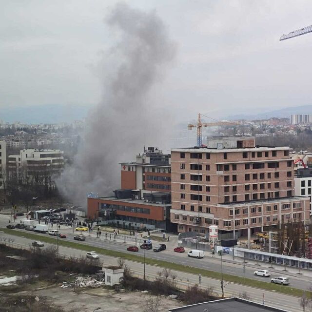 Пожар в столична болница, извеждат пациенти