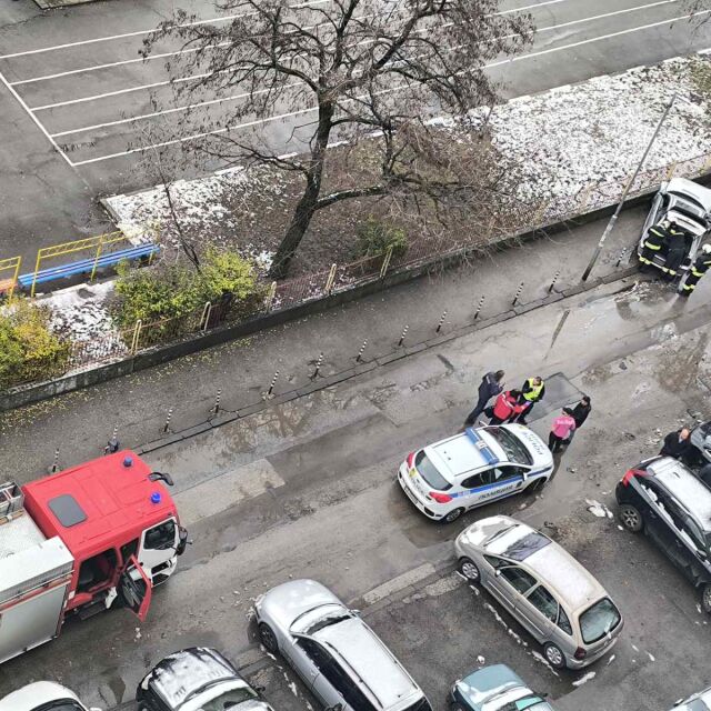  Кола се вряза в оградата на столично учебно заведение (СНИМКИ) 