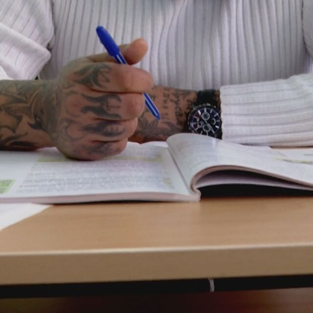  „ Мога да пиша името си “: Затворници стават първокласници на 60 година 