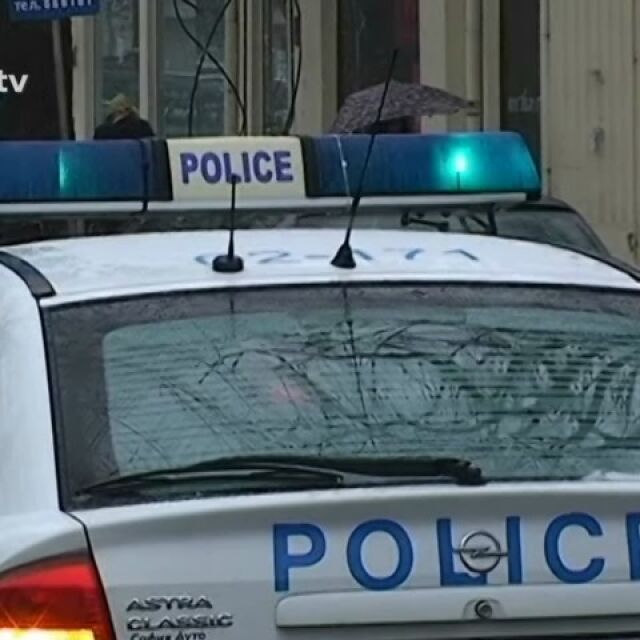 Полицай от Харманли катастрофира, избяга и се заключи в дома си
