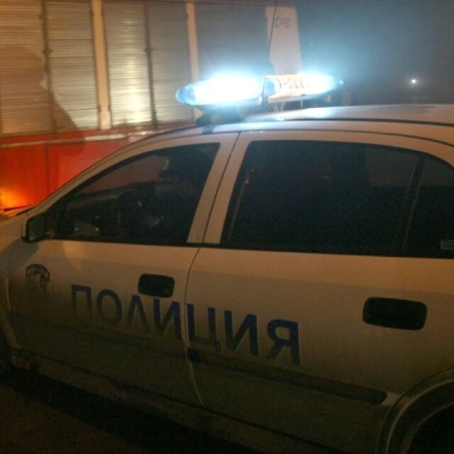 Скандал за бюлетини, тълпа от хора и полиция пред секция в Борован
