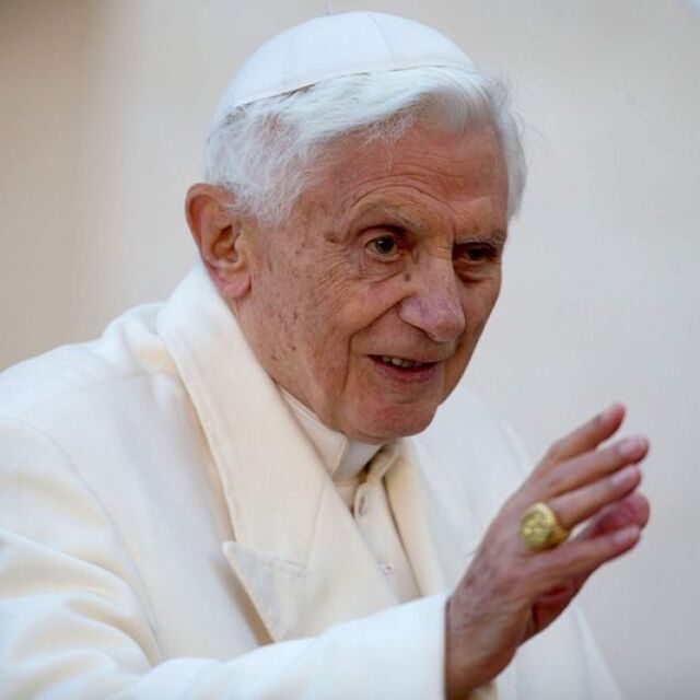 Ватикана: Бенедикт XVI е в тежко състояние