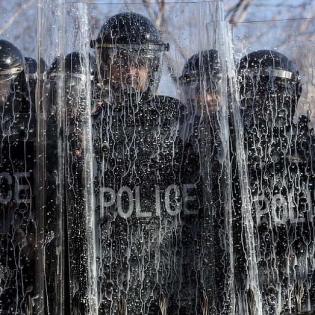 Трима полицаи са ранени при протест в Прищина
