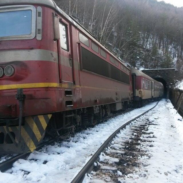 Влаковете спряха в 8 участъка в страната
