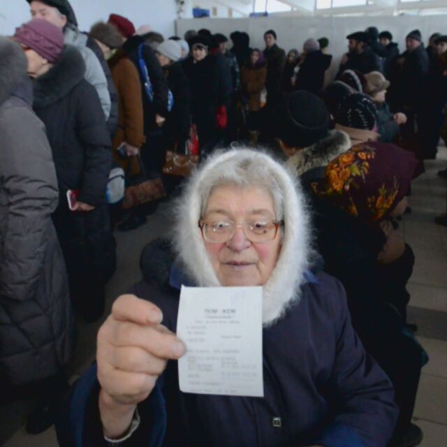 Пенсионерите от Донецк: На опашка за помощи под бомбите (СНИМКИ И ВИДЕО)