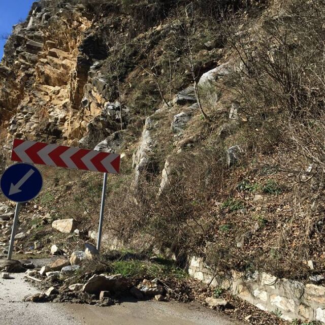 Взривяват опасни скални късове на пътя Девин - Кричим