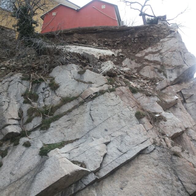 Огромни скални късове паднаха върху къщи в Пловдив (СНИМКИ)