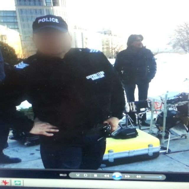 Колко полицаи са необходими, за да обезвредят нелегален барабанист?