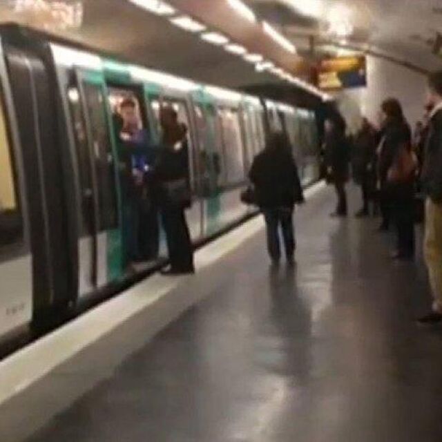 Фенове на Челси не пуснаха тъмнокож в метрото: Ние сме расисти и ни харесва!