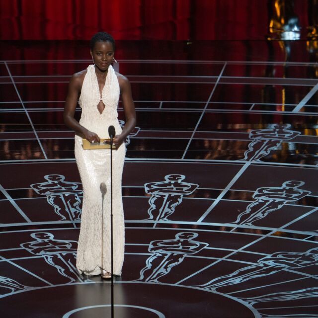 Откраднаха перлената рокля от "Оскарите" на Лупита Нионго