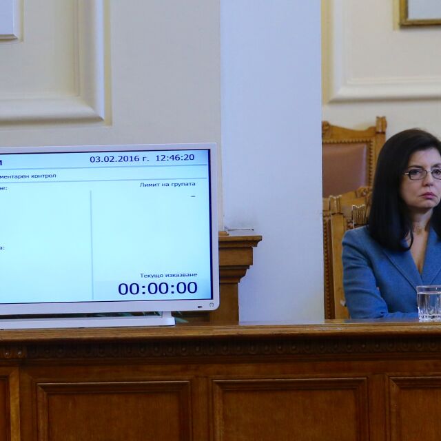 Със 104 гласа "за" Кунева стана министър на образованието 