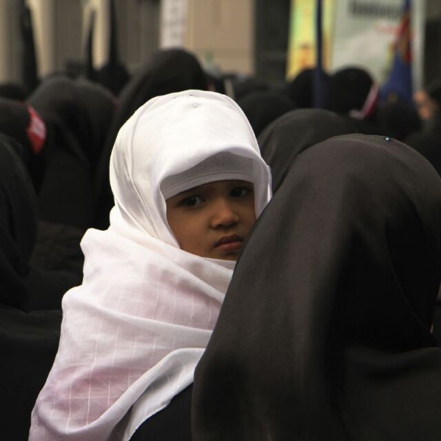 ООН: Все повече момичета на 10 години се омъжват насила в Иран