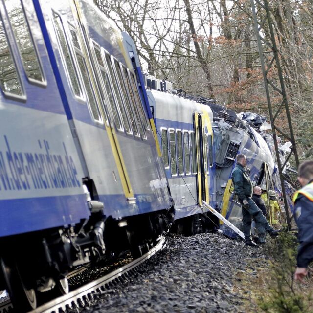 Два влака се сблъскаха в Германия, пострадалите са десетки (СНИМКИ И ВИДЕО)